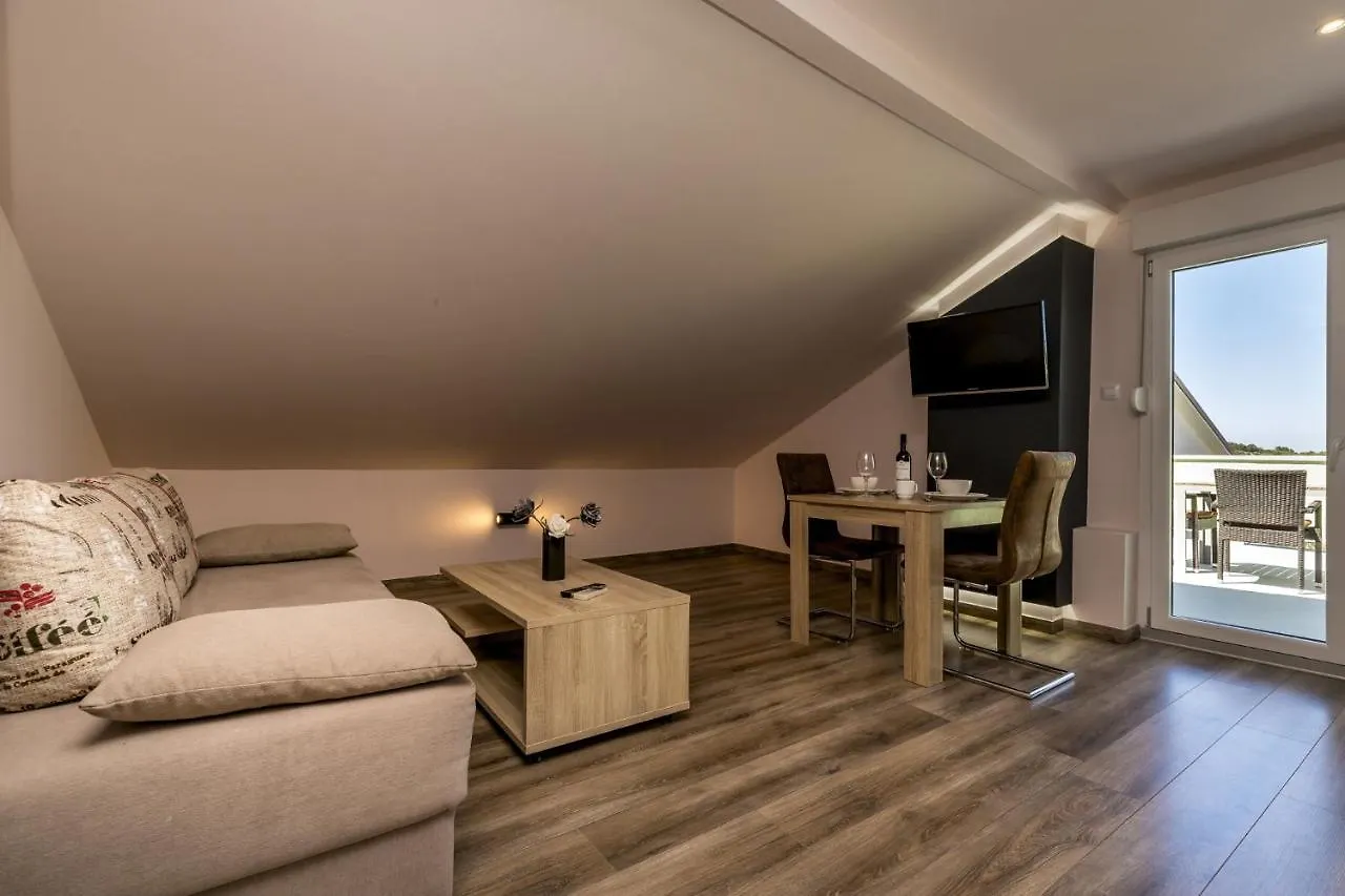 Rooms With A Parking Space 말리로시니 3*,